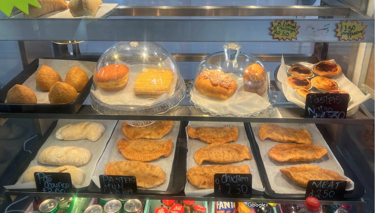 A vitrina da Ady Rosário: pastéis de nata, coxinhas e pastéis de carne