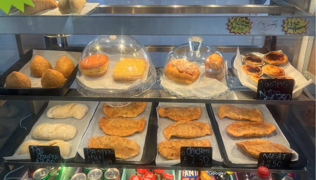 Pastéis de nata, coxinhas e pastéis na vitrina da loja