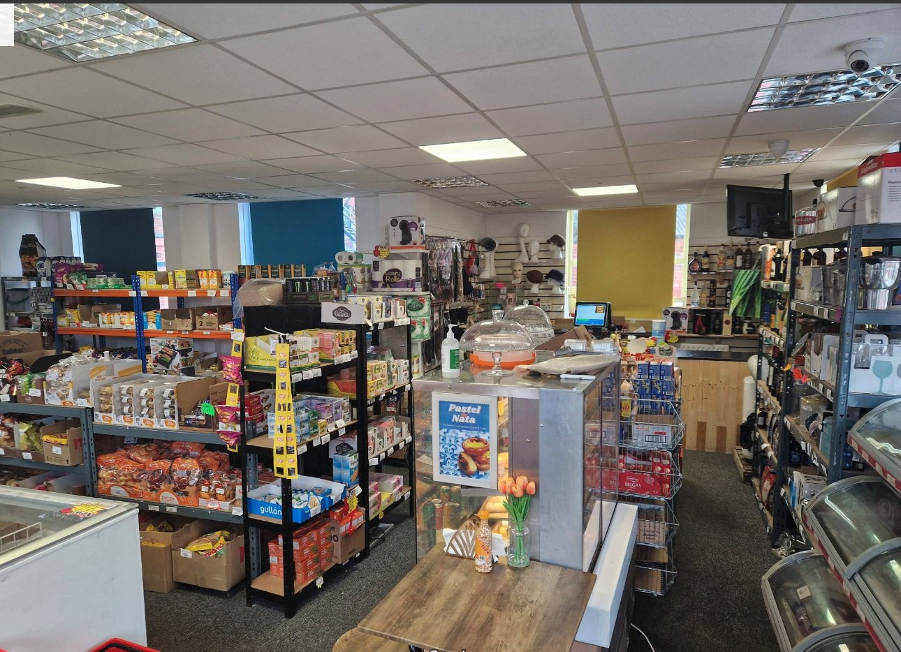 O interior da loja Ady Rosário, em Beeston, Leeds